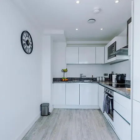 Apartment 2br Chic And Stylish In Salford, Wifi, Kitchen, Parking With View