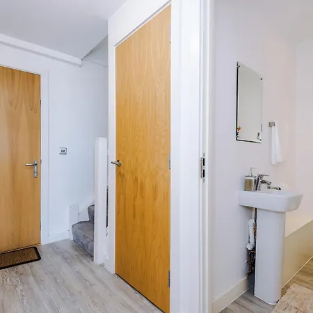 Apartment 2br Chic And Stylish In Salford, Wifi, Kitchen, Parking With View *