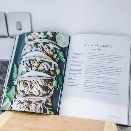 2br Chic And Stylish In Salford, Wifi, Kitchen, Parking With View