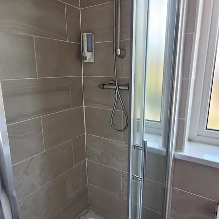 Park Crescent בית הארחה 2*