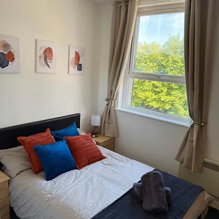 Zelena Luxurious Apartment, Private Parking, Fast Wi-fi, Self Check-in Anytime Perfect For Late Arrivals, 5 Minutes To Old Trafford Stadium Διαμέρισμα *