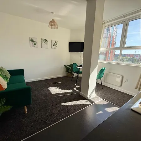 Zelena Luxurious Apartment, Private Parking, Fast Wi-fi, Self Check-in Anytime Perfect For Late Arrivals, 5 Minutes To Old Trafford Stadium Διαμέρισμα *