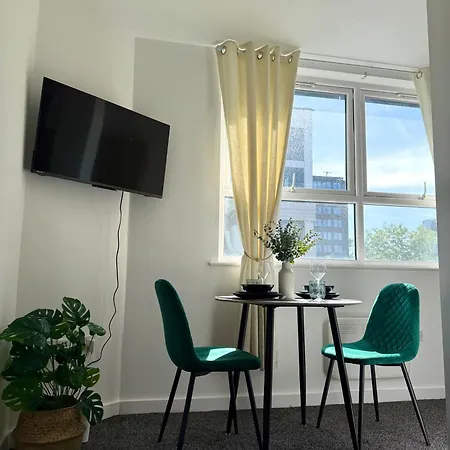 Διαμέρισμα Zelena Luxurious Apartment, Private Parking, Fast Wi-fi, Self Check-in Anytime Perfect For Late Arrivals, 5 Minutes To Old Trafford Stadium