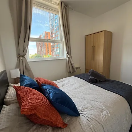 Zelena Luxurious Apartment, Private Parking, Fast Wi-fi, Self Check-in Anytime Perfect For Late Arrivals, 5 Minutes To Old Trafford Stadium *