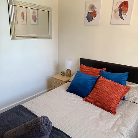 Zelena Luxurious Apartment, Private Parking, Fast Wi-fi, Self Check-in Anytime Perfect For Late Arrivals, 5 Minutes To Old Trafford Stadium Manchester