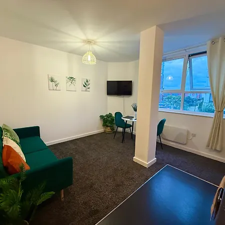 Zelena Luxurious Apartment, Private Parking, Fast Wi-fi, Self Check-in Anytime Perfect For Late Arrivals, 5 Minutes To Old Trafford Stadium