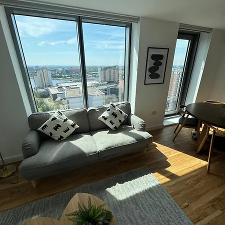 Modern 2-bed In Mediacityuk Hub Apartment *