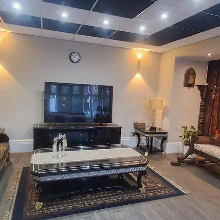 Park Crescent B&B 맨체스터