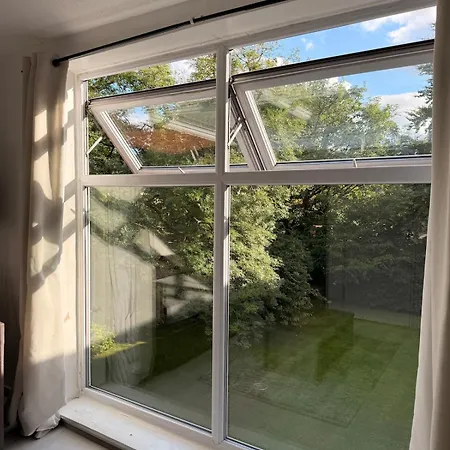Manchester Apartment Near Old Trafford - Free Parking - Sleeps 4
