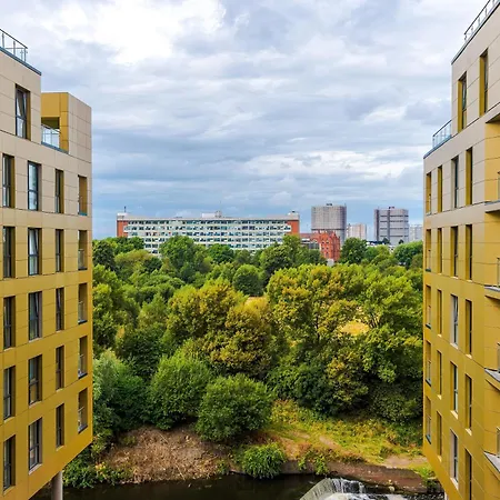 Apartment Charming Salford, Staycation, Wifi, Sleeps 5