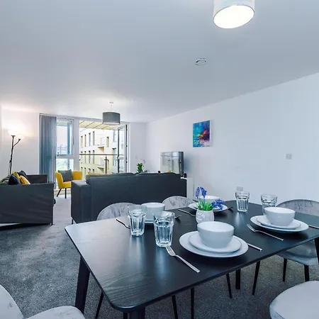 Charming Salford, Staycation, Wifi, Sleeps 5 Apartment *