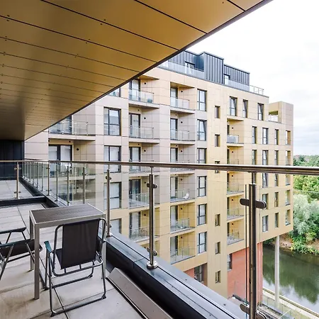 Apartment Charming Salford, Staycation, Wifi, Sleeps 5