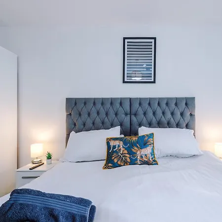 Charming Salford, Staycation, Wifi, Sleeps 5 * マンチェスター