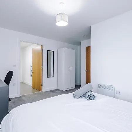 アパート Charming Salford, Staycation, Wifi, Sleeps 5 *