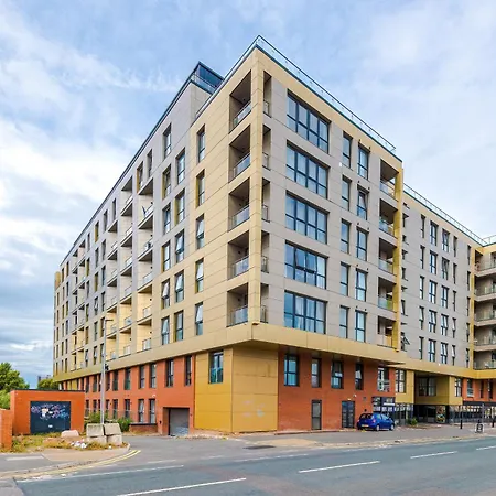 Apartment Charming Salford, Staycation, Wifi, Sleeps 5 *