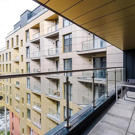 アパート Charming Salford, Staycation, Wifi, Sleeps 5 *