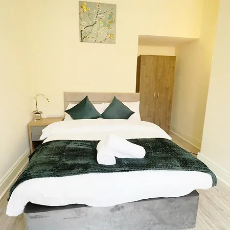 Entire 3 Bedroom House, Salford 60 * Manchester