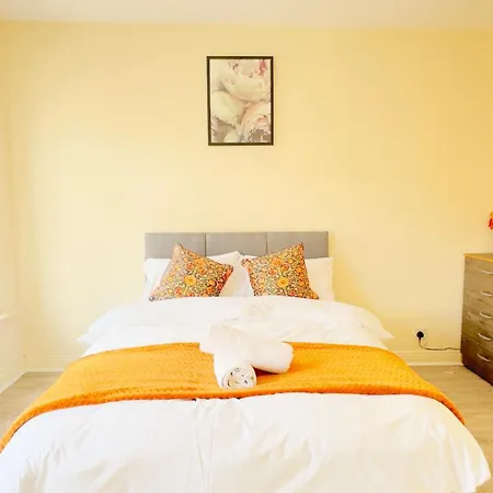 Entire 3 Bedroom House, Salford 60 Semesterbostad *