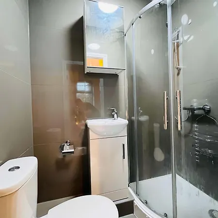 Spacious Victorian 5bedroom 5bathroom W Free Parking בית נופש