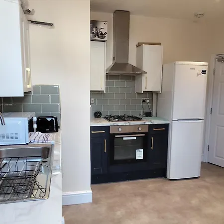 En-suite Double-bedroom In The Heart Of Salford Cr4 Perfect For Short Manchester