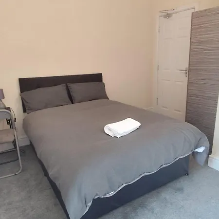 En-suite Double-bedroom In The Heart Of Salford Cr4 Perfect For Short Penzion
