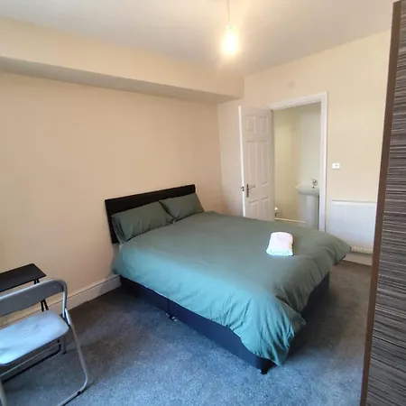 En-suite Double-bedroom In The Heart Of Salford Cr3 Perfect For Short Гостевой дом Манчестер