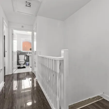 New Large Townhouse 3 Bedrooms 4 Beds And Parking Manchester