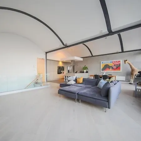 Extraordinary Penthouse - Whole In Centre
