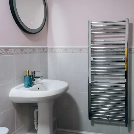 Gem With Stylish 2br Retreat And Free Carpark Manchester