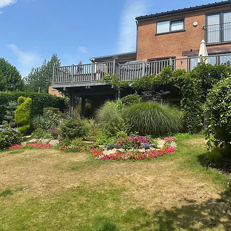 The Garden Apartment, Near Airport & Daire