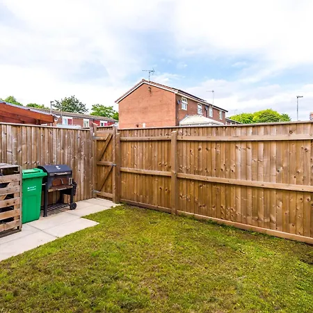 Spacious 4br In With Parking & Wi-fi Holiday home *