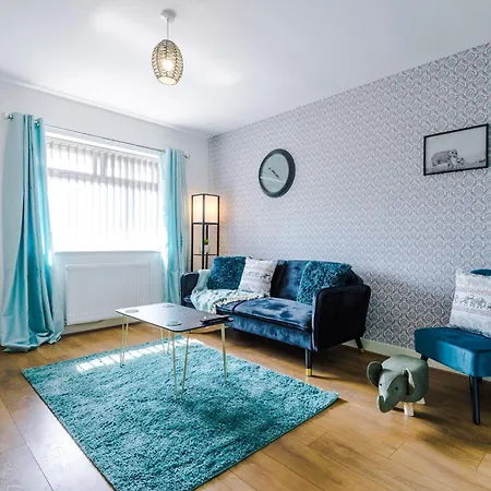 Holiday home Spacious 4br In With Parking & Wi-fi Manchester