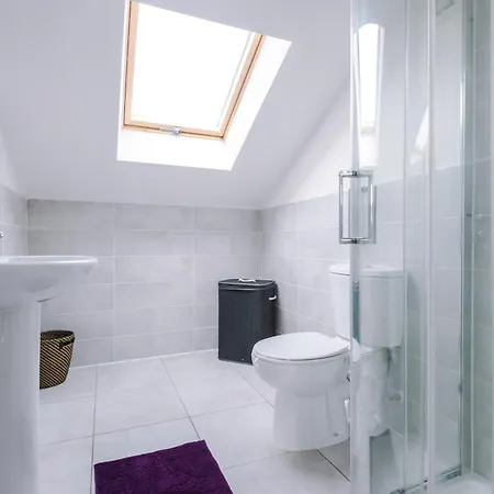 Spacious 4br In With Parking & Wi-fi Holiday home *