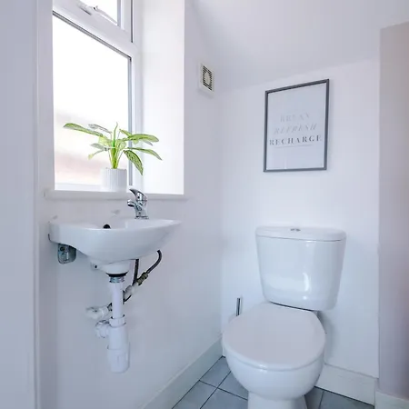 Spacious 4br In With Parking & Wi-fi Holiday home Manchester