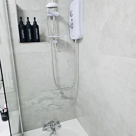 Stylish 3 Bed With Garden & Free Parking Casa vacanze