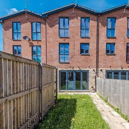 Stunning House By Purestay - 8 Beds With Free Parking Manchester