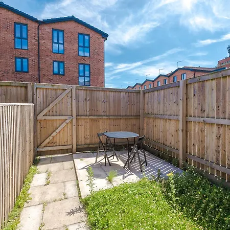 Dom wakacyjny Stunning House By Purestay - 8 Beds With Free Parking Manchester