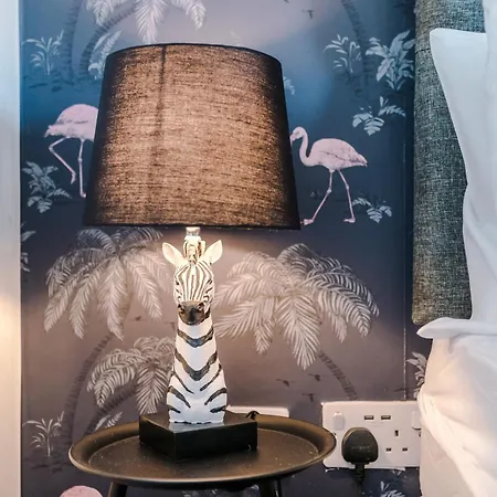 Stunning House By Purestay - 8 Beds With Free Parking *