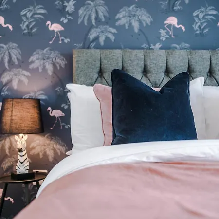 Stunning House By Purestay - 8 Beds With Free Parking *