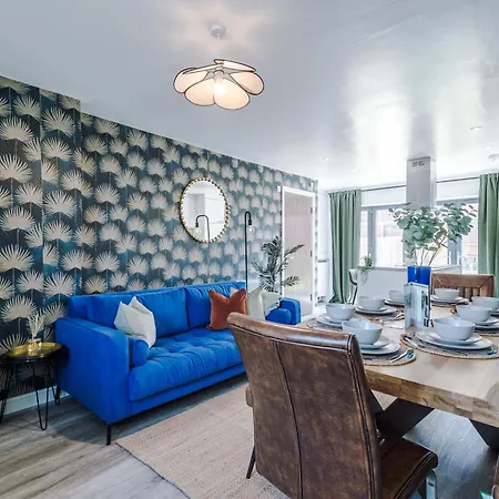 Dom wakacyjny Stunning House By Purestay - 8 Beds With Free Parking Manchester