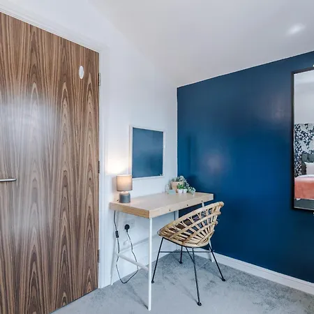 Stunning House By Purestay - 8 Beds With Free Parking Nyaraló