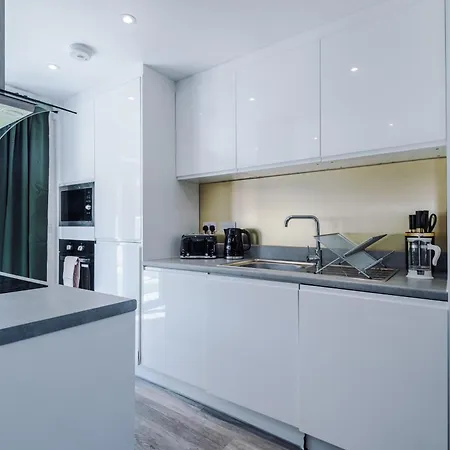 Stunning House By Purestay - 8 Beds With Free Parking Nyaraló *