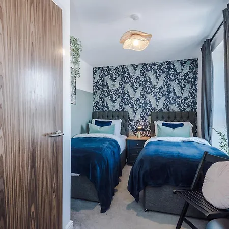 Stunning House By Purestay - 8 Beds With Free Parking *