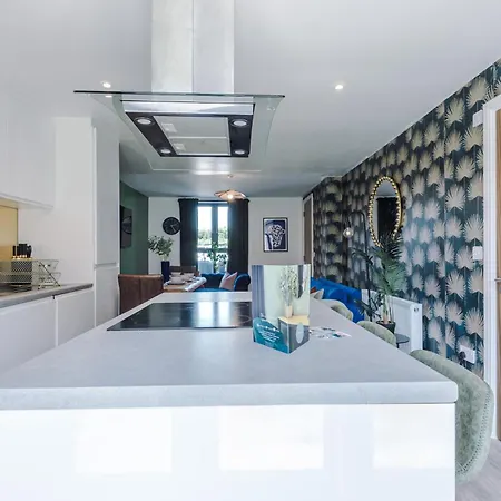 Stunning House By Purestay - 8 Beds With Free Parking Manchester