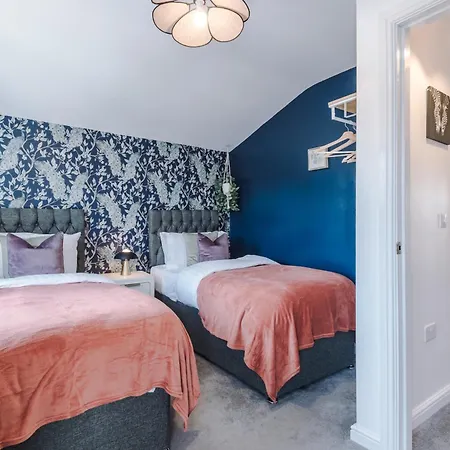 Stunning House By Purestay - 8 Beds With Free Parking