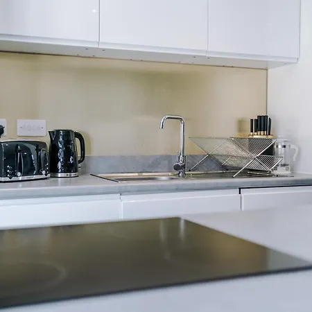 Stunning House By Purestay - 8 Beds With Free Parking *