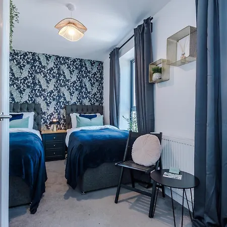 Stunning House By Purestay - 8 Beds With Free Parking Manchester