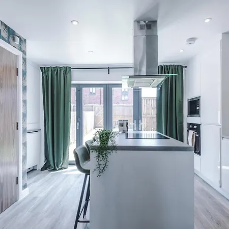 Stunning House By Purestay - 8 Beds With Free Parking