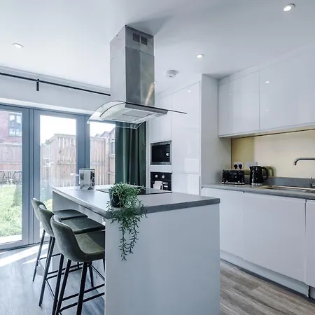 Stunning House By Purestay - 8 Beds With Free Parking *