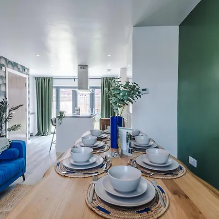 Stunning House By Purestay - 8 Beds With Free Parking Manchester